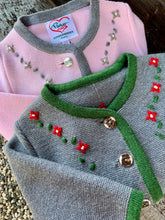 Lade das Bild in den Galerie-Viewer, Strickjacke Blume