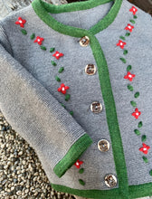 Lade das Bild in den Galerie-Viewer, Strickjacke Blume