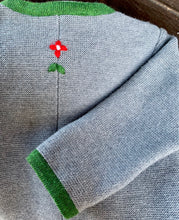 Lade das Bild in den Galerie-Viewer, Strickjacke Blume